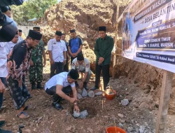 Bupati Lombok Timur Letakkan Batu Pertama Pembangunan Masjid Nurul Hidayah